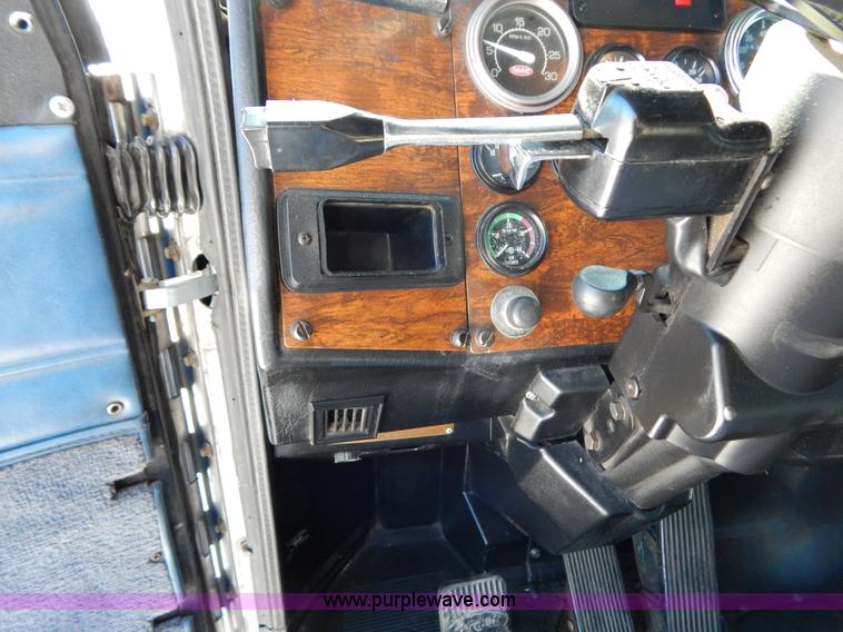 image for item H3912 1998 Peterbilt 377 semi truck