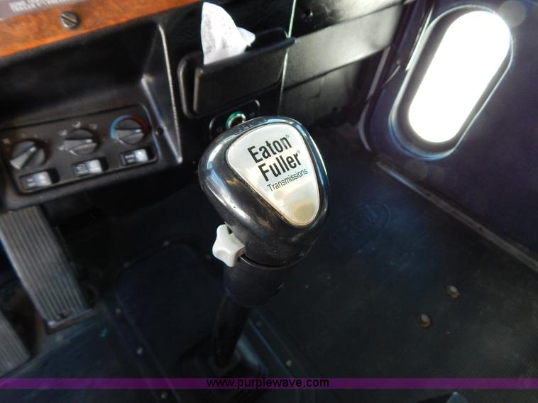 image for item H3912 1998 Peterbilt 377 semi truck