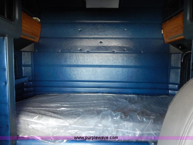 image for item H3912 1998 Peterbilt 377 semi truck