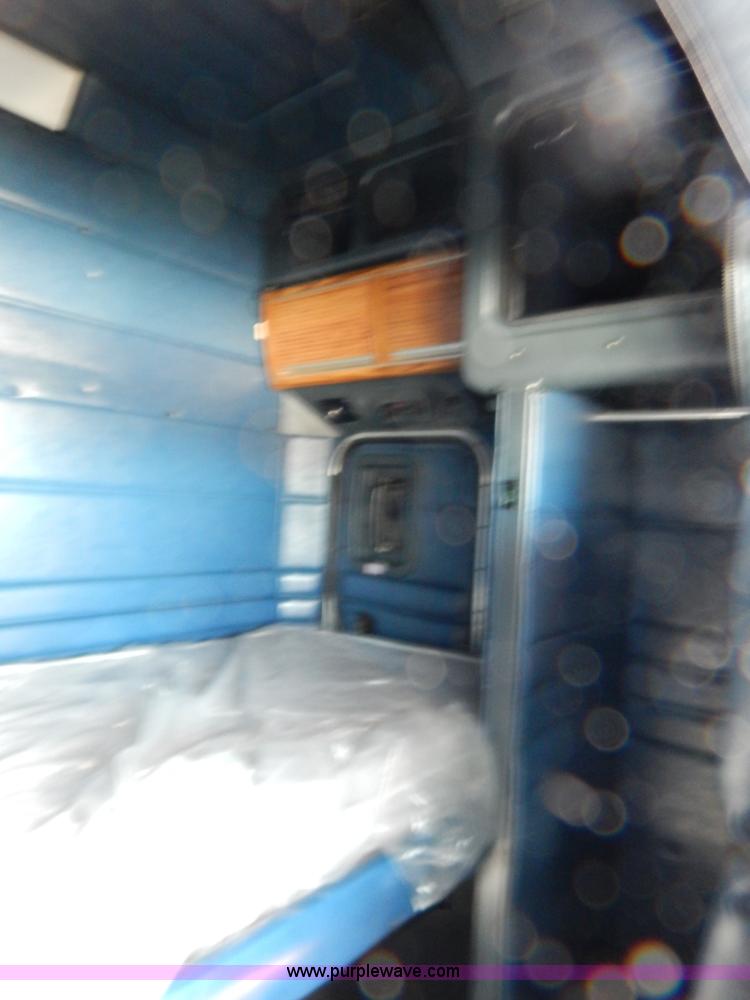 image for item H3912 1998 Peterbilt 377 semi truck