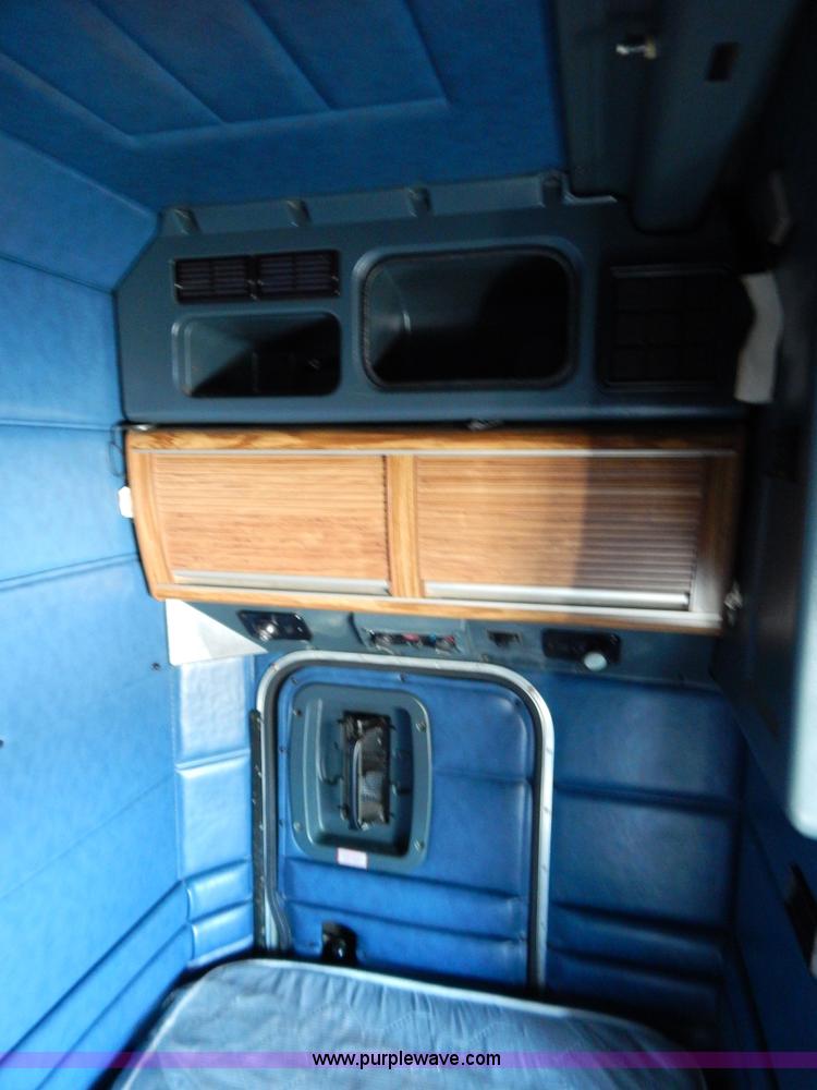 image for item H3912 1998 Peterbilt 377 semi truck