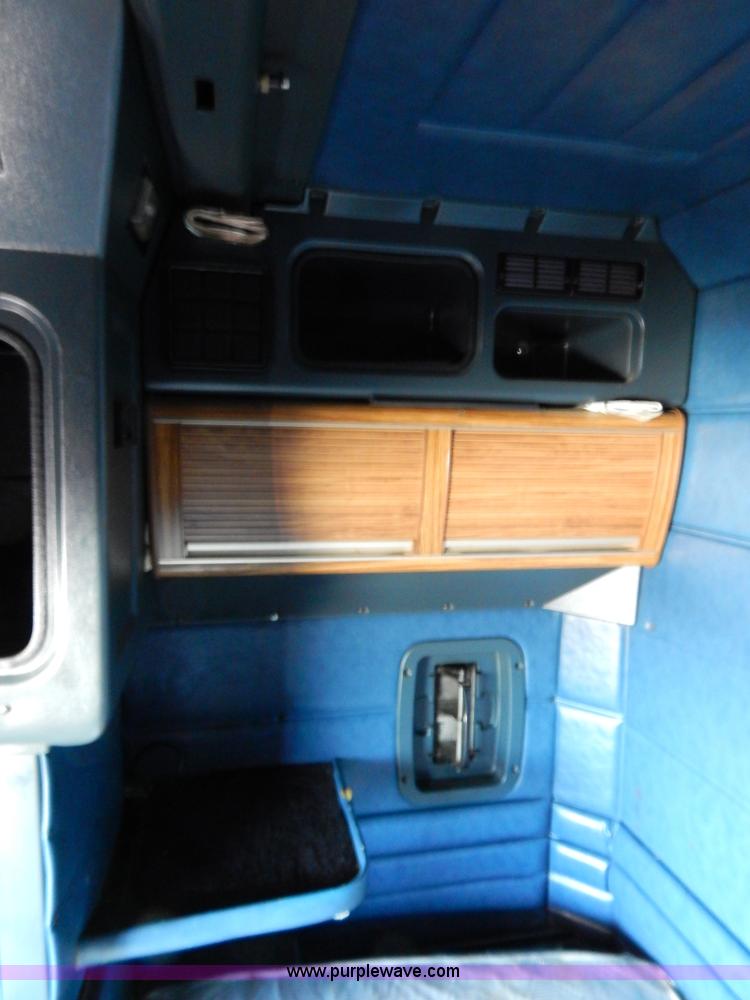 image for item H3912 1998 Peterbilt 377 semi truck