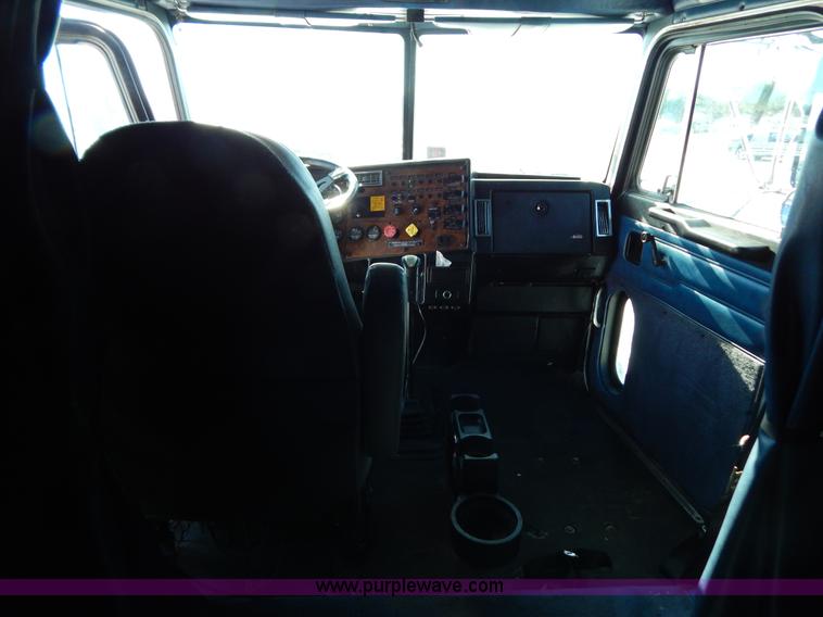 image for item H3912 1998 Peterbilt 377 semi truck