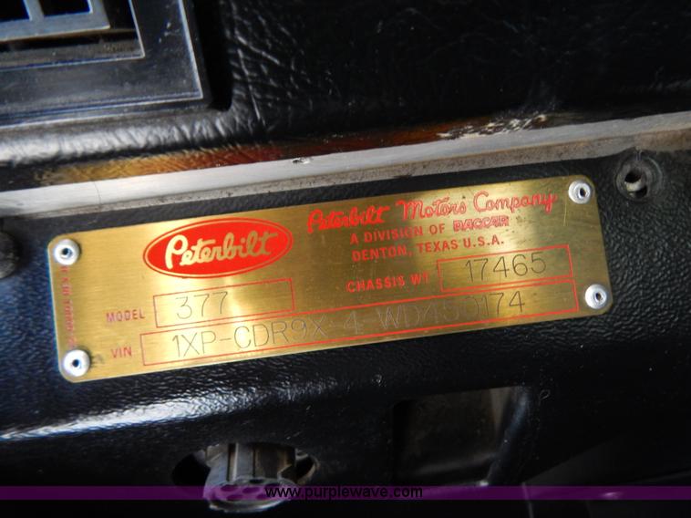 image for item H3912 1998 Peterbilt 377 semi truck