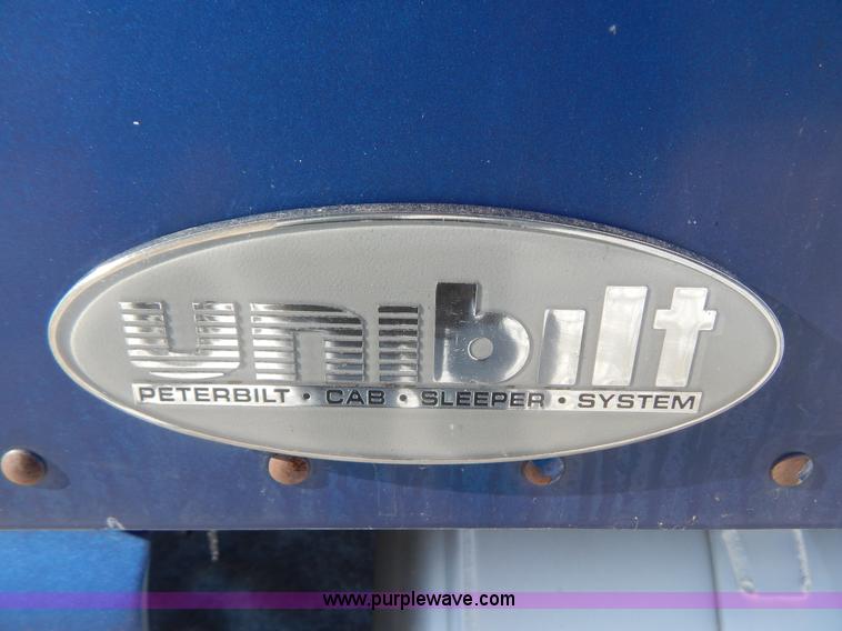 image for item H3912 1998 Peterbilt 377 semi truck