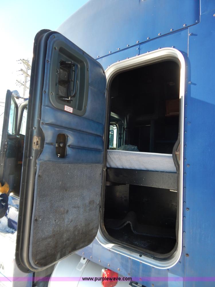 image for item H3912 1998 Peterbilt 377 semi truck