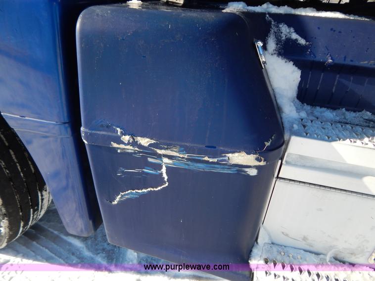 image for item H3912 1998 Peterbilt 377 semi truck