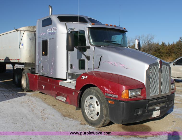 image for item H7254 2006 Kenworth T600 semi truck