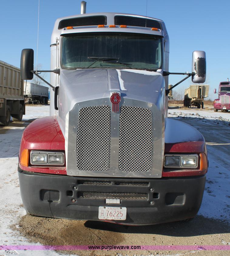 image for item H7254 2006 Kenworth T600 semi truck