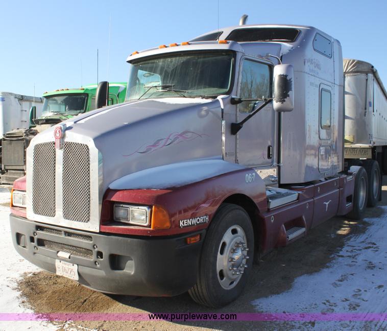 image for item H7254 2006 Kenworth T600 semi truck