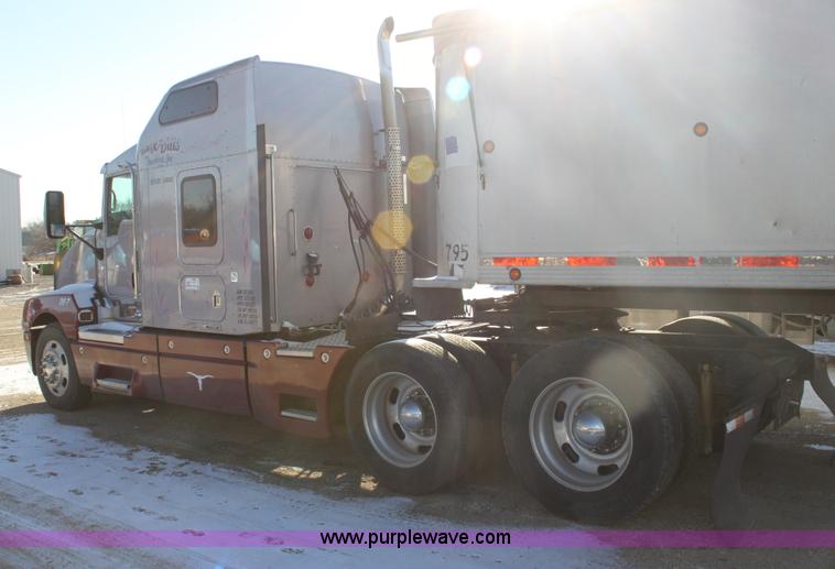 image for item H7254 2006 Kenworth T600 semi truck