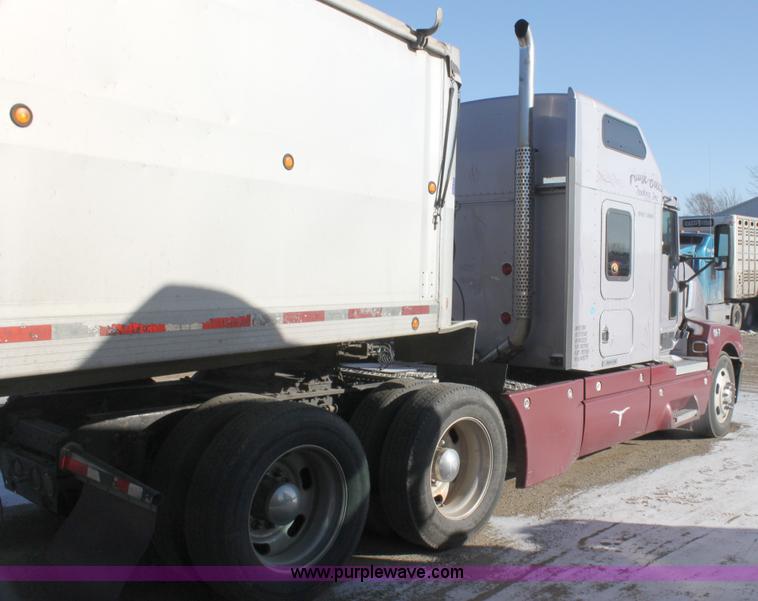 image for item H7254 2006 Kenworth T600 semi truck