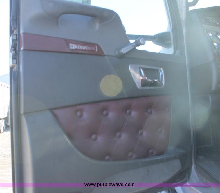 image for item H7254 2006 Kenworth T600 semi truck