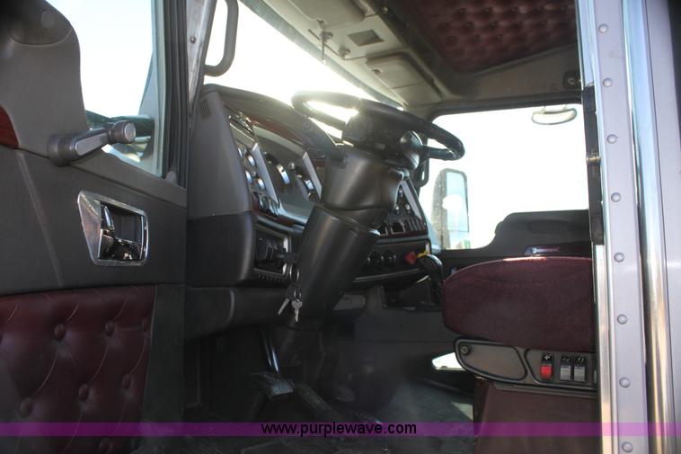 image for item H7254 2006 Kenworth T600 semi truck