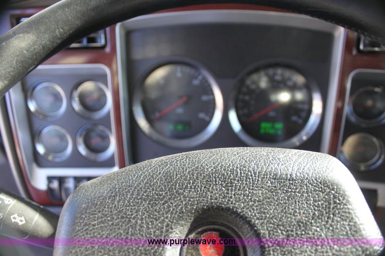 image for item H7254 2006 Kenworth T600 semi truck