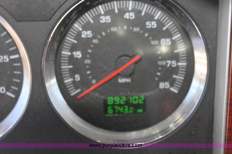 image for item H7254 2006 Kenworth T600 semi truck