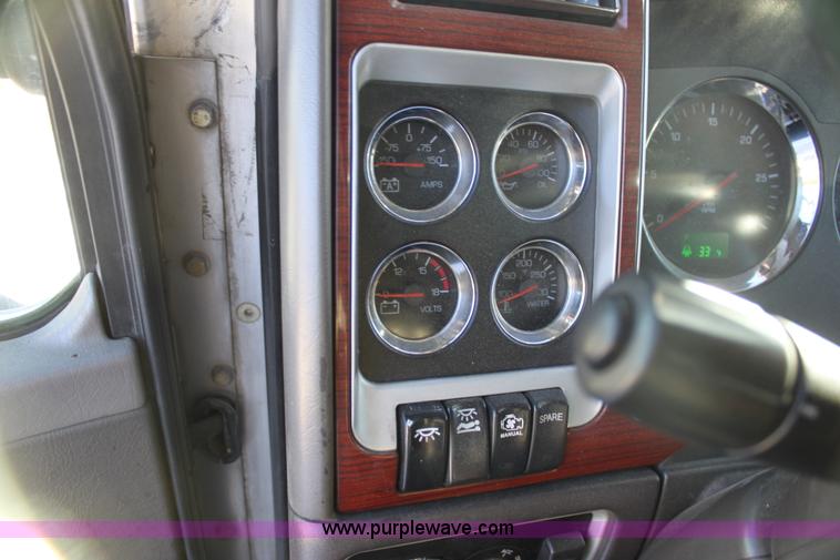 image for item H7254 2006 Kenworth T600 semi truck