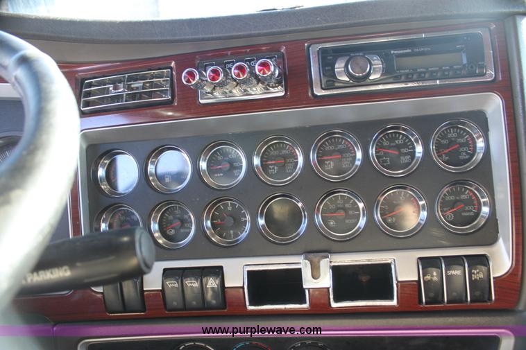 image for item H7254 2006 Kenworth T600 semi truck