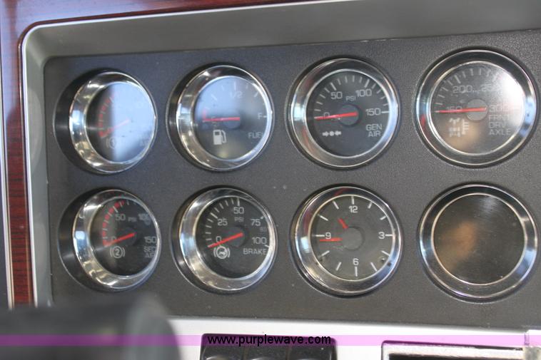 image for item H7254 2006 Kenworth T600 semi truck