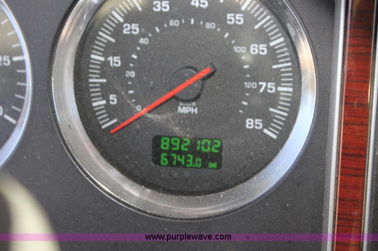 image for item H7254 2006 Kenworth T600 semi truck