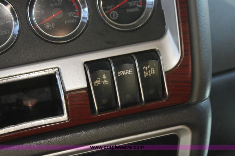 image for item H7254 2006 Kenworth T600 semi truck