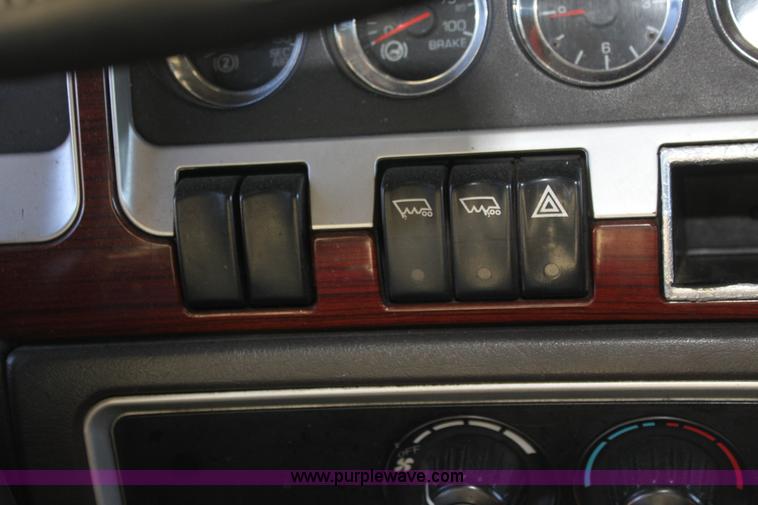 image for item H7254 2006 Kenworth T600 semi truck