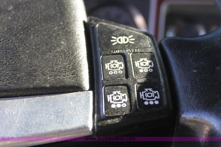 image for item H7254 2006 Kenworth T600 semi truck