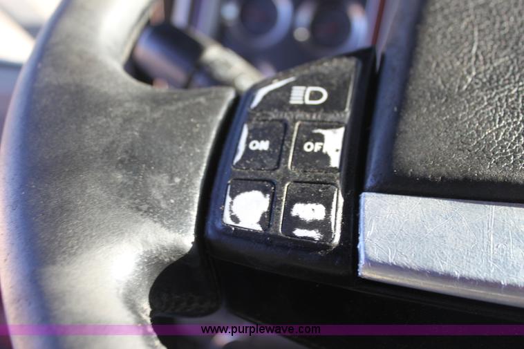 image for item H7254 2006 Kenworth T600 semi truck