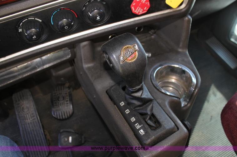 image for item H7254 2006 Kenworth T600 semi truck