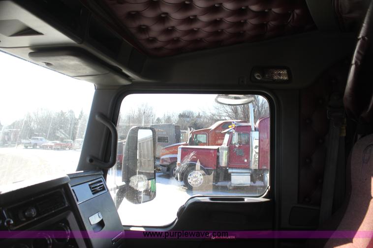 image for item H7254 2006 Kenworth T600 semi truck