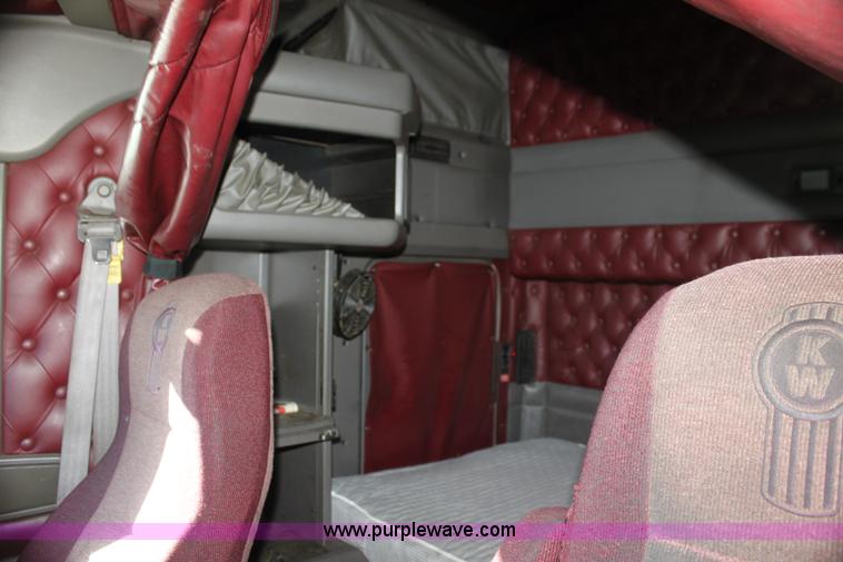 image for item H7254 2006 Kenworth T600 semi truck