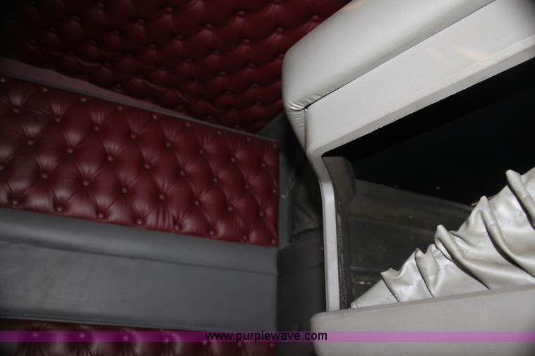 image for item H7254 2006 Kenworth T600 semi truck