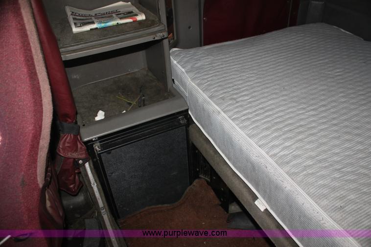 image for item H7254 2006 Kenworth T600 semi truck