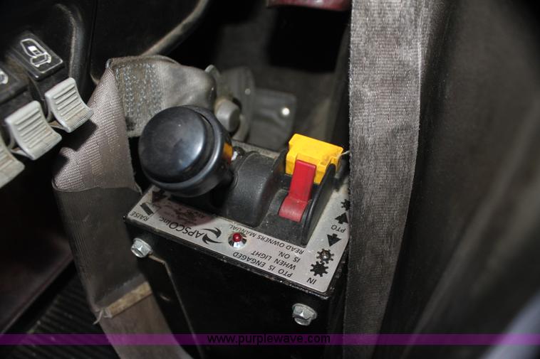 image for item H7254 2006 Kenworth T600 semi truck