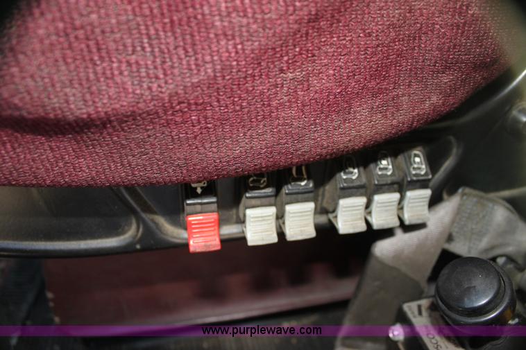 image for item H7254 2006 Kenworth T600 semi truck