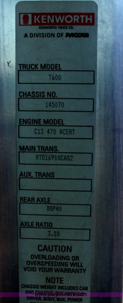 image for item H7254 2006 Kenworth T600 semi truck