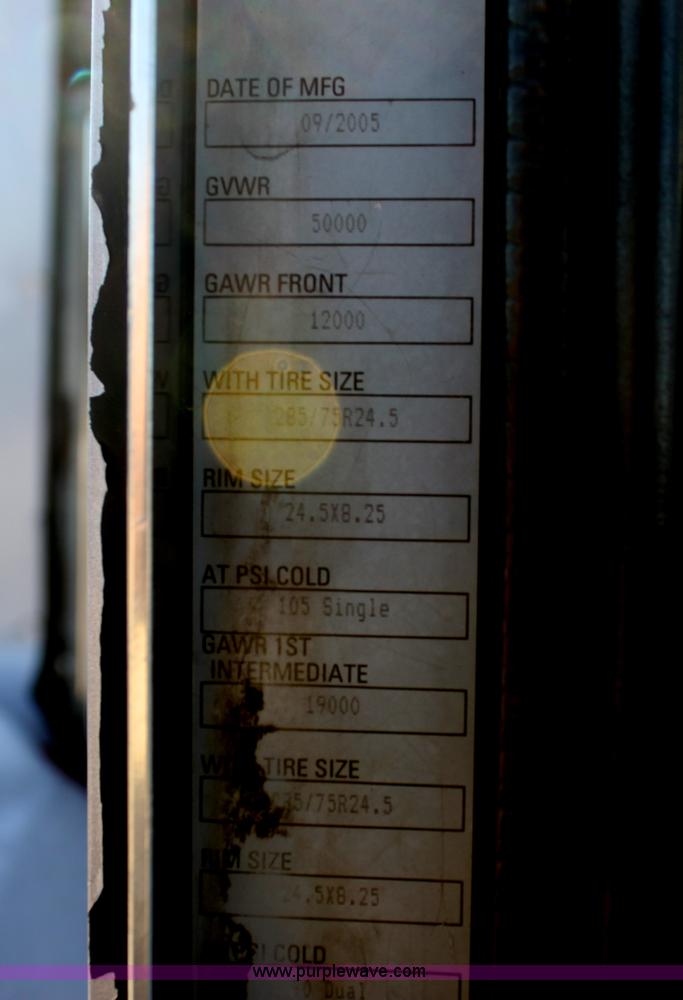 image for item H7254 2006 Kenworth T600 semi truck