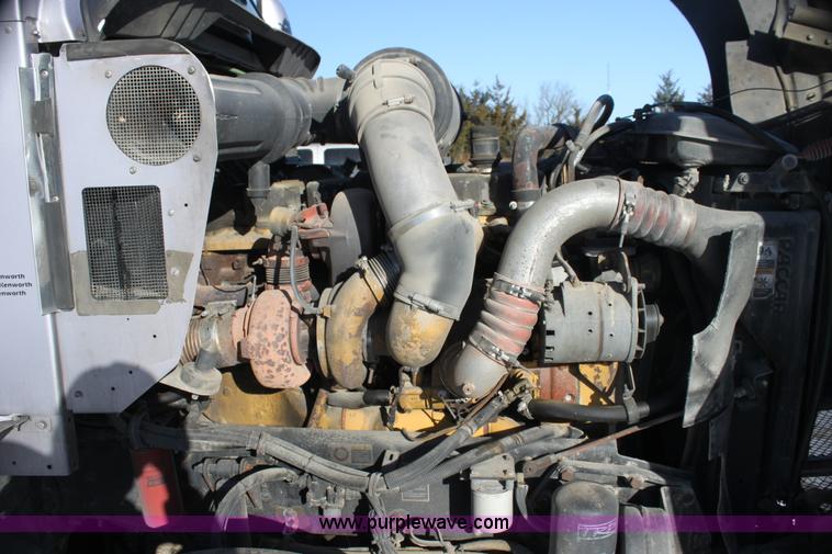 image for item H7254 2006 Kenworth T600 semi truck