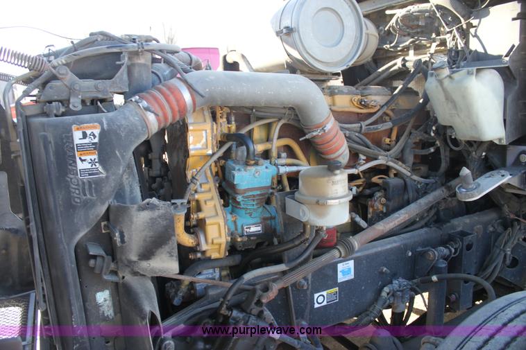 image for item H7254 2006 Kenworth T600 semi truck