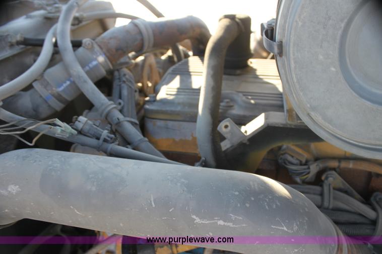 image for item H7254 2006 Kenworth T600 semi truck