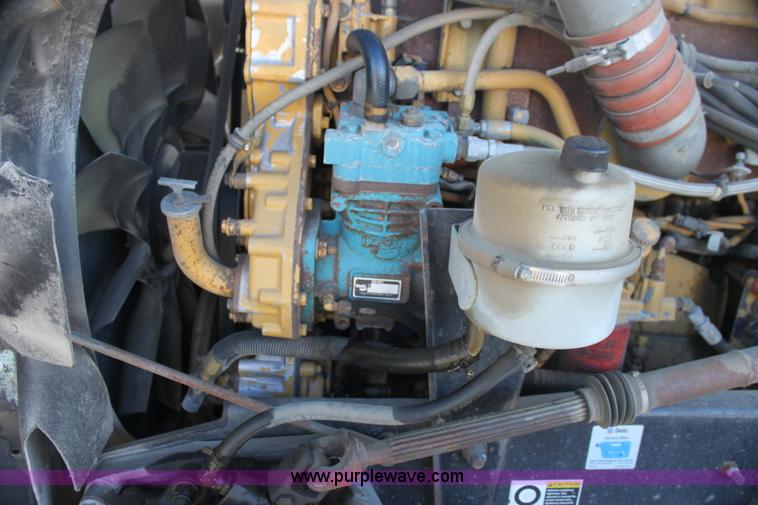 image for item H7254 2006 Kenworth T600 semi truck