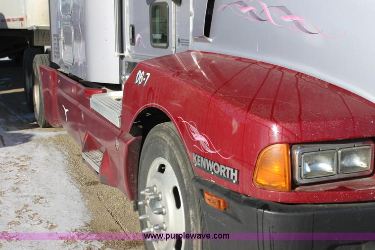 image for item H7254 2006 Kenworth T600 semi truck