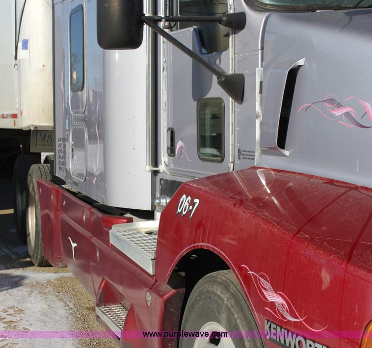 image for item H7254 2006 Kenworth T600 semi truck