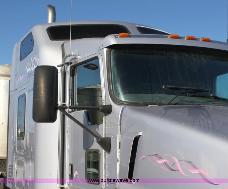 image for item H7254 2006 Kenworth T600 semi truck