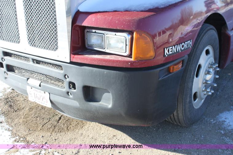 image for item H7254 2006 Kenworth T600 semi truck