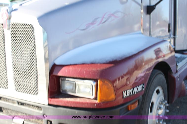 image for item H7254 2006 Kenworth T600 semi truck