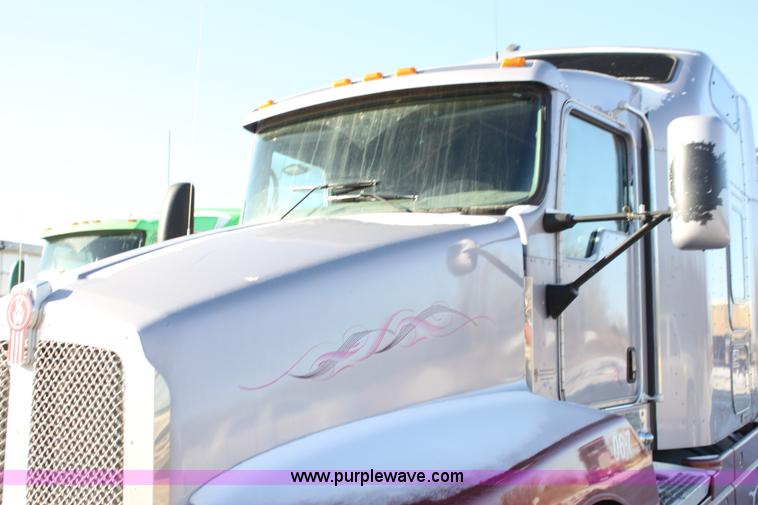 image for item H7254 2006 Kenworth T600 semi truck