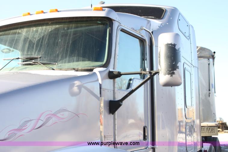 image for item H7254 2006 Kenworth T600 semi truck