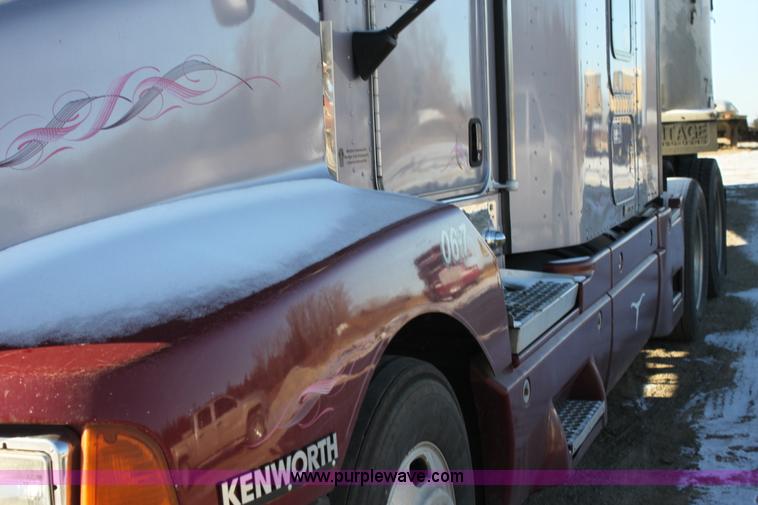 image for item H7254 2006 Kenworth T600 semi truck