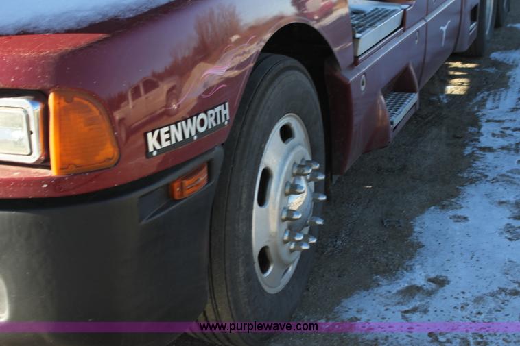 image for item H7254 2006 Kenworth T600 semi truck